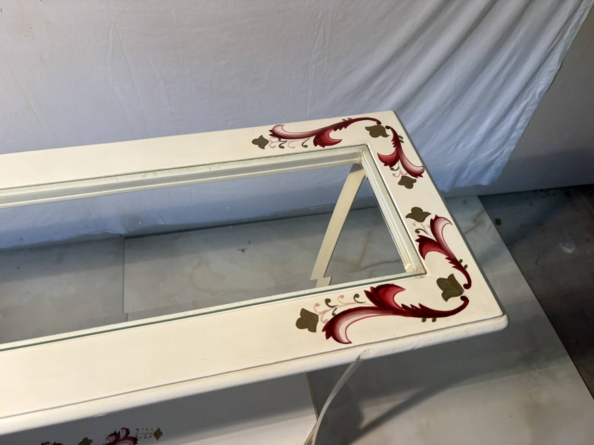 Console en fer forgé blanche à décor fleuri et plateau bois et verre