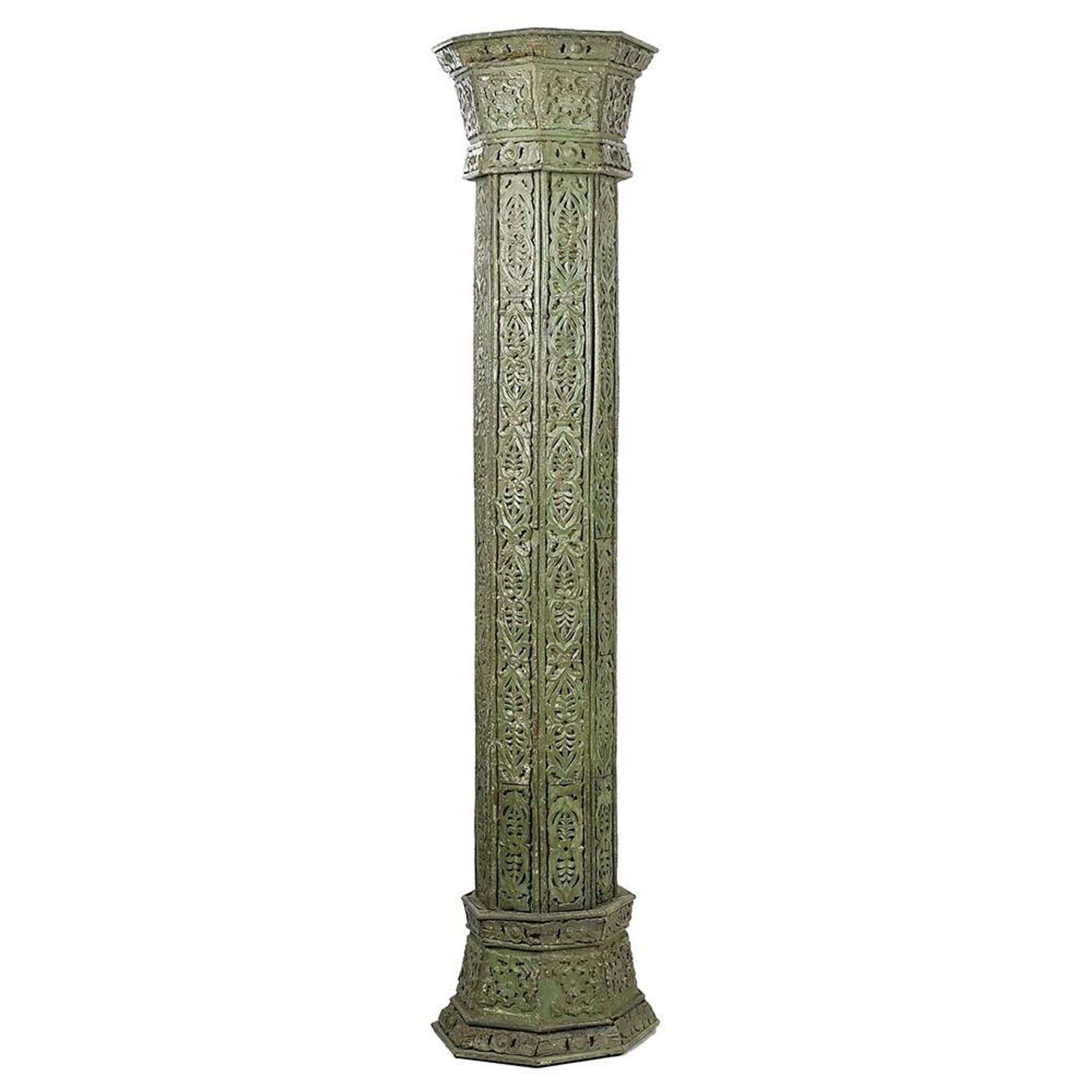 Grandes colonnes en bois sculpté