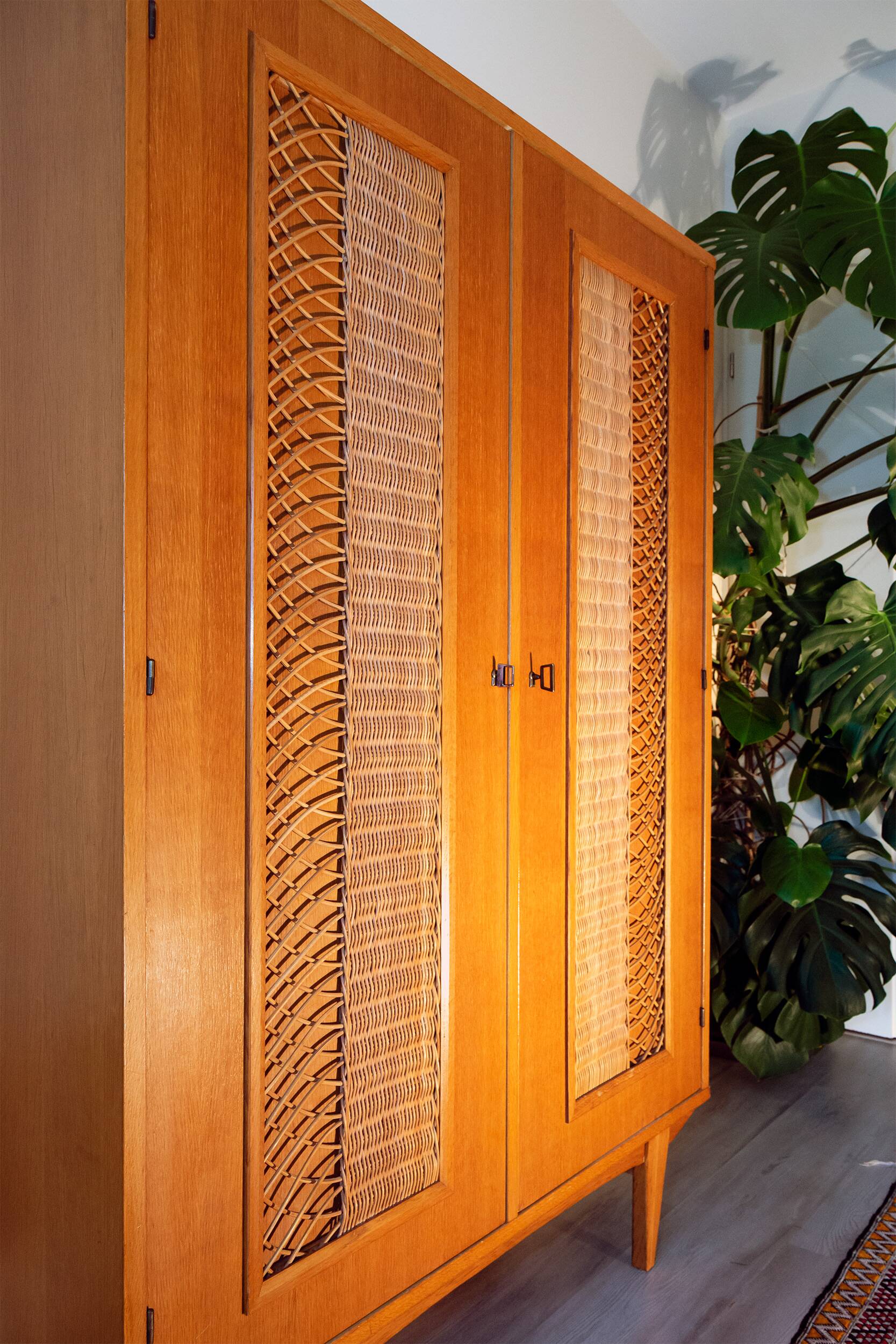 Armoire penderie, chêne et osier, 1960 Selency