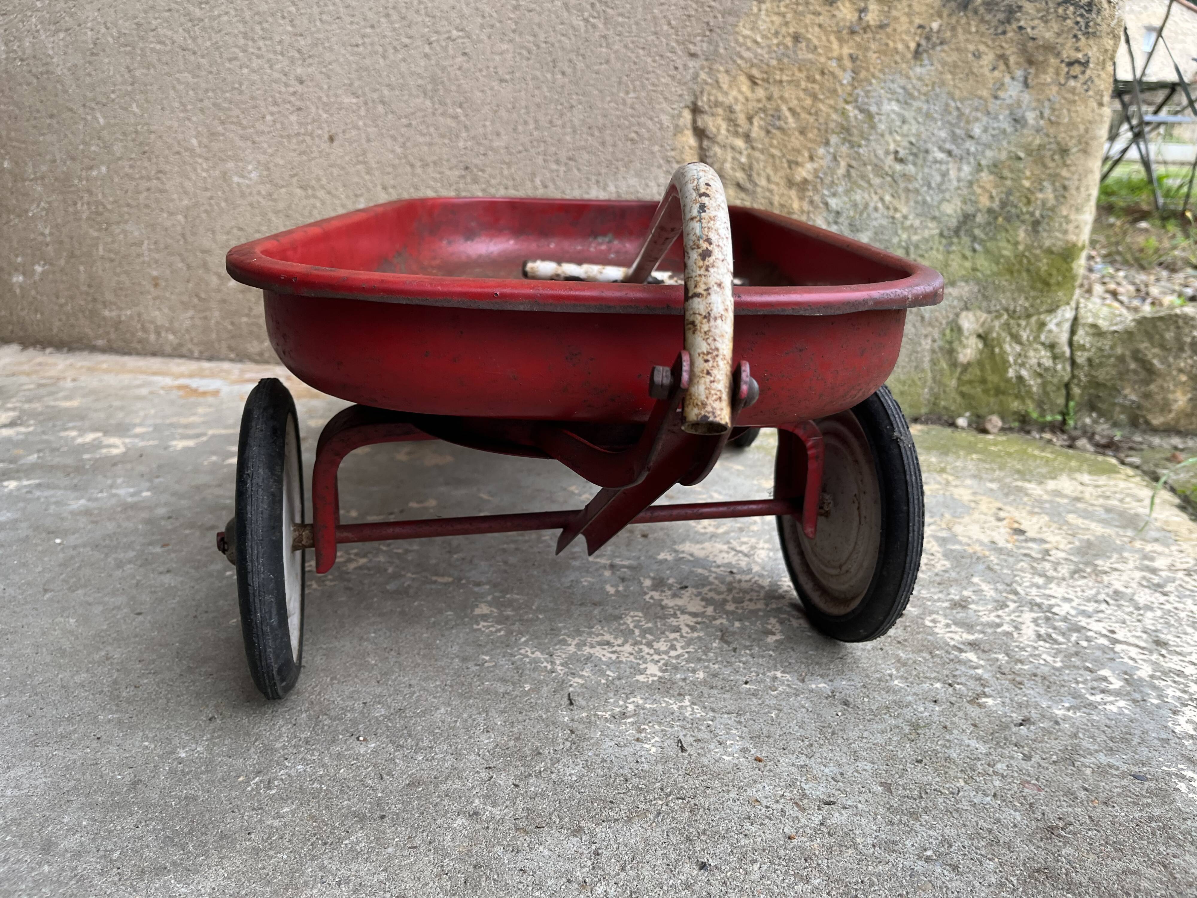 Old child's pull-out cart "the mistral"