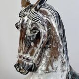 Cheval de manège en bois sculpté et patiné