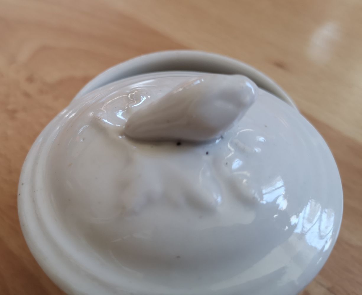 Porcelain cream pot - late 18th/early 19th century