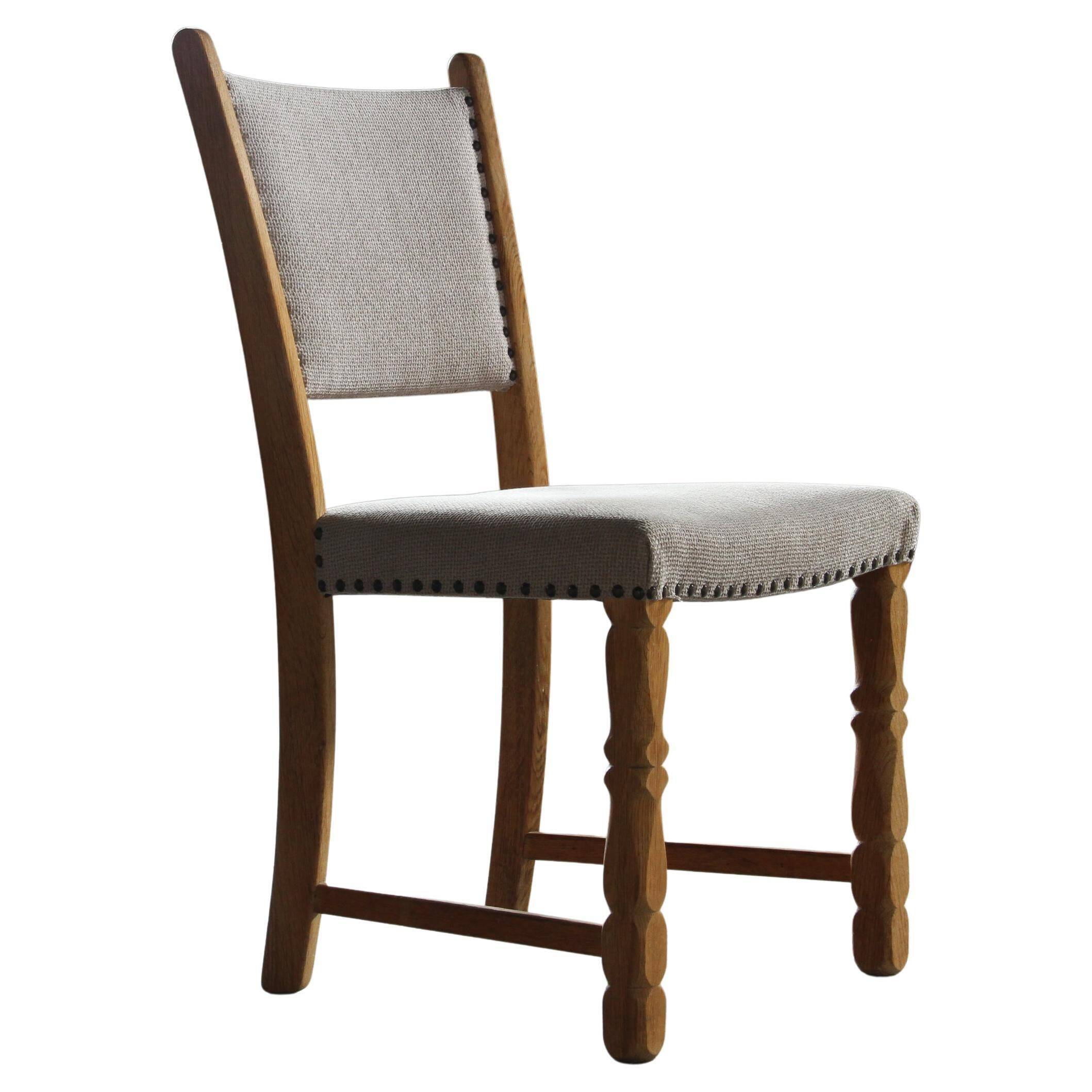 Ensemble de six chaises de salle à manger en chêne vintage danois, style Henning Kjærnulf, années 1960.