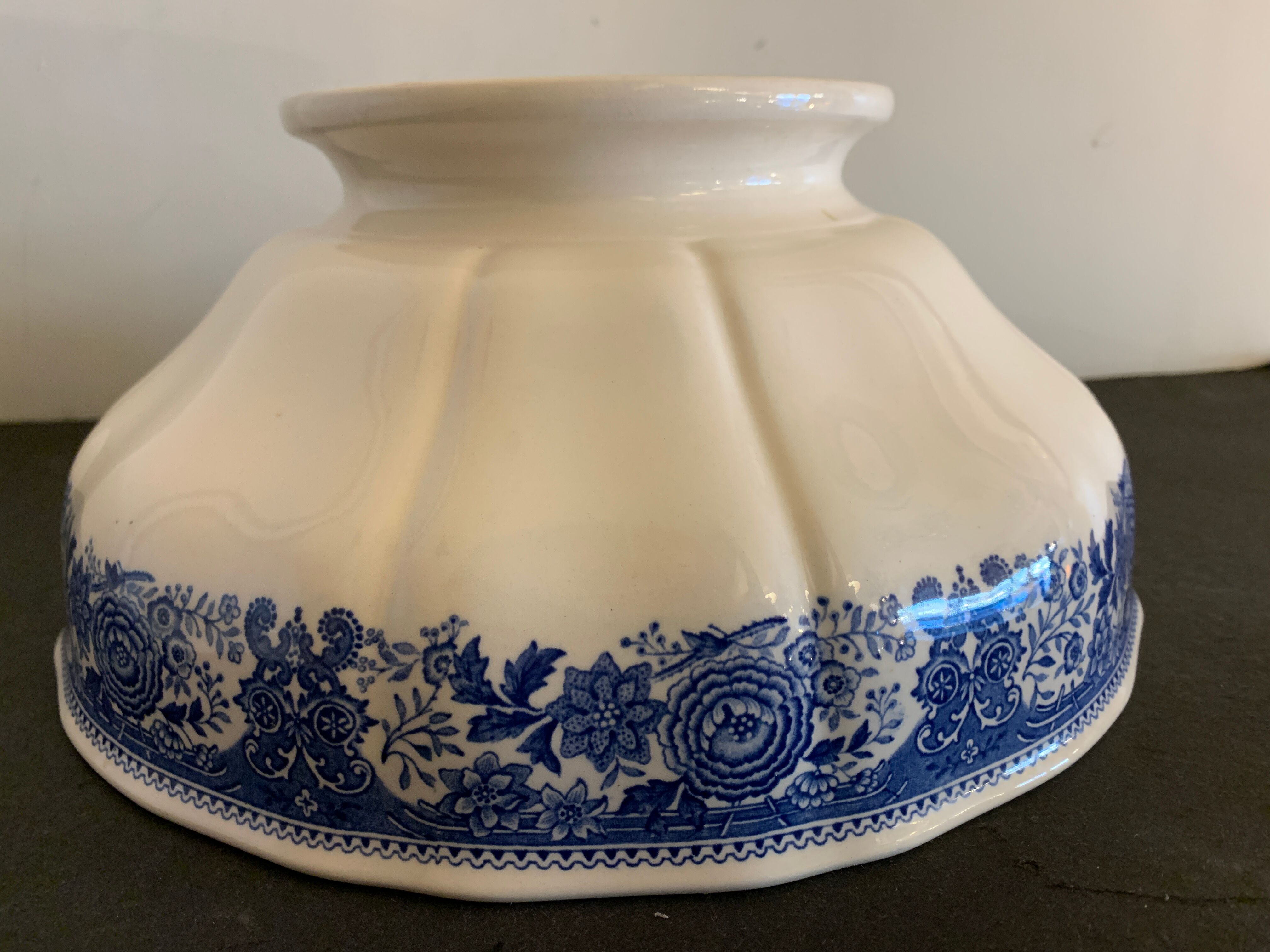 Salad bowl in blue and white earthenware, burgenland model of villeroy and boch