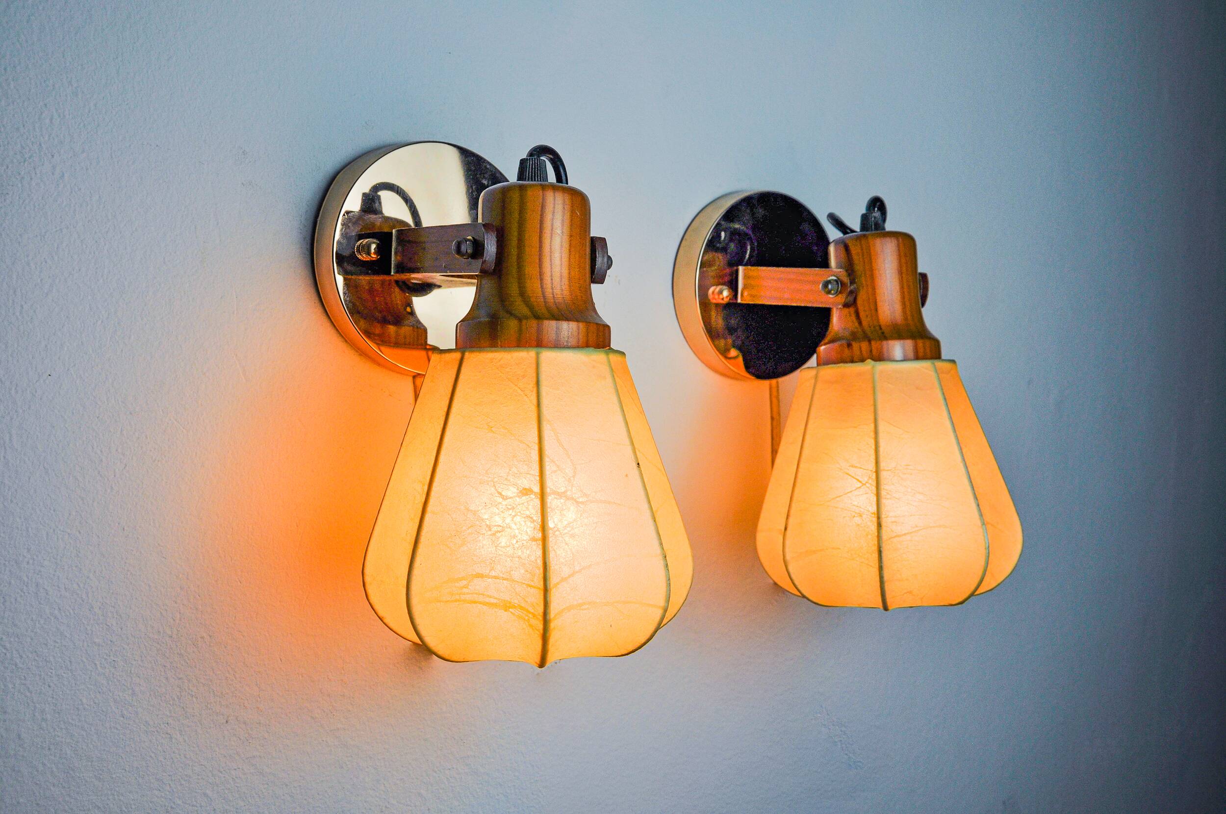 Pair of articulated "Cocoon" wall lights, resin and pine, Italy, 1970