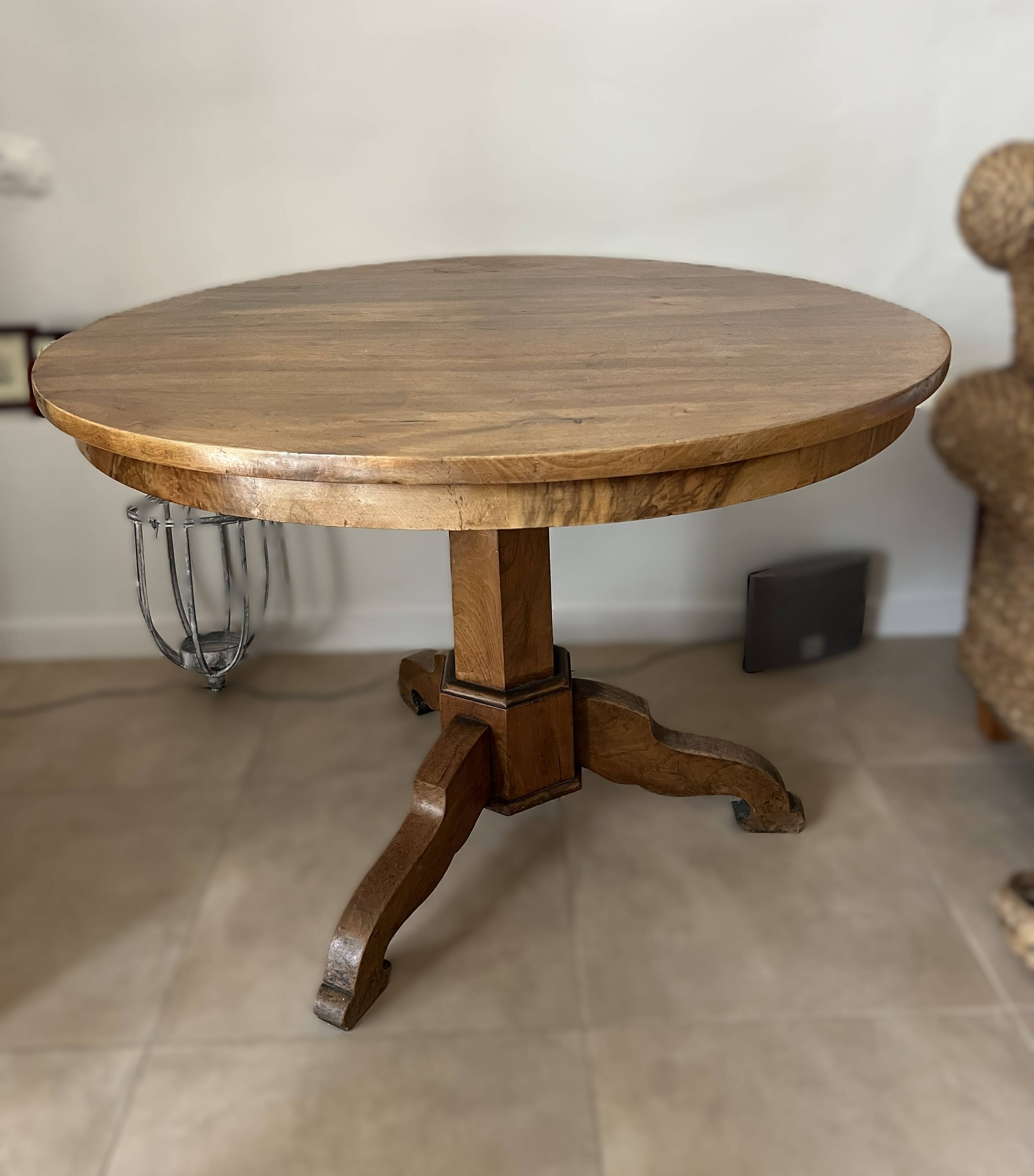Very beautiful antique round table in solid walnut – central leg.