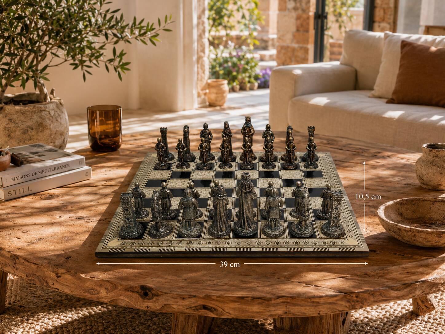 Vintage chess set in patinated metal alloy with a 39 cm chessboard from the 1980s.