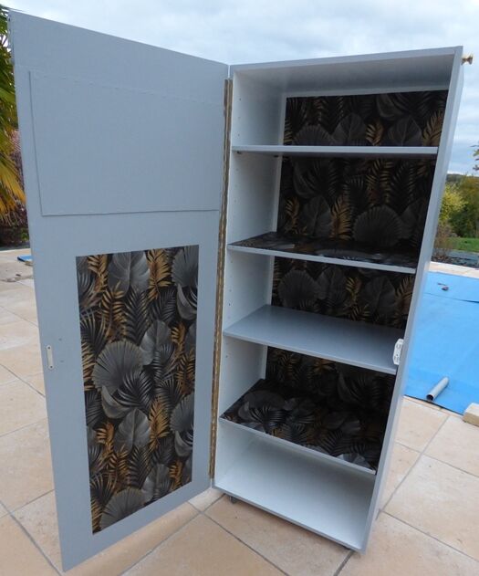 Atypical cabinet with several shelves with wheels