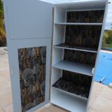 Armoire atypique à plusieurs étagères à roulettes