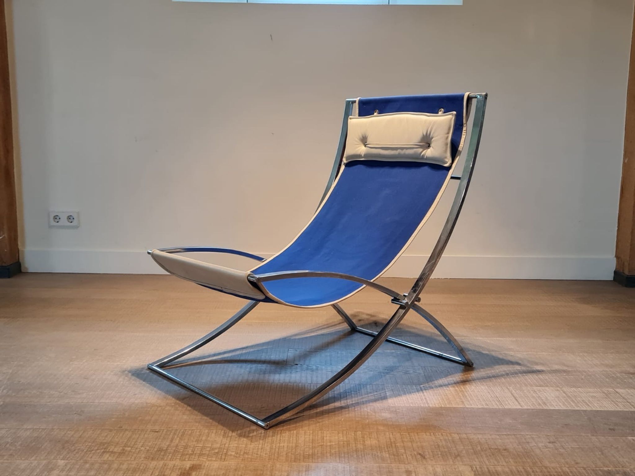 Marcello Cuneo ‘Louisa’ lounge chair in blue canvas and white leather, Italy 1970s