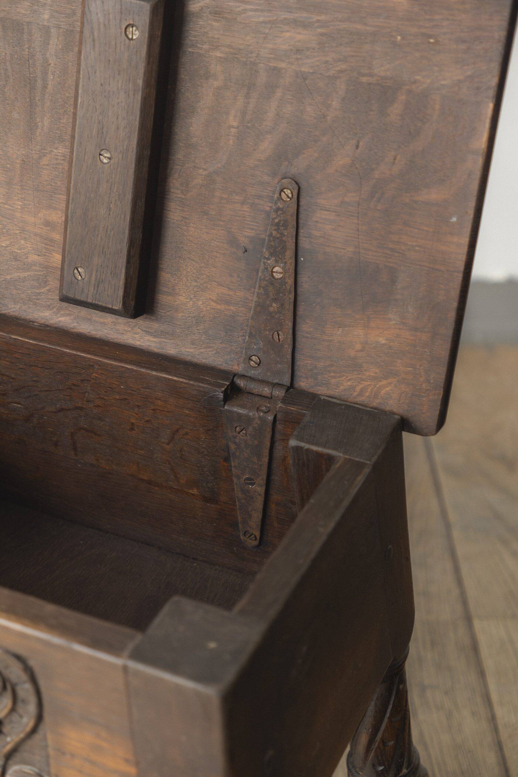 Rangement en chêne, armoire