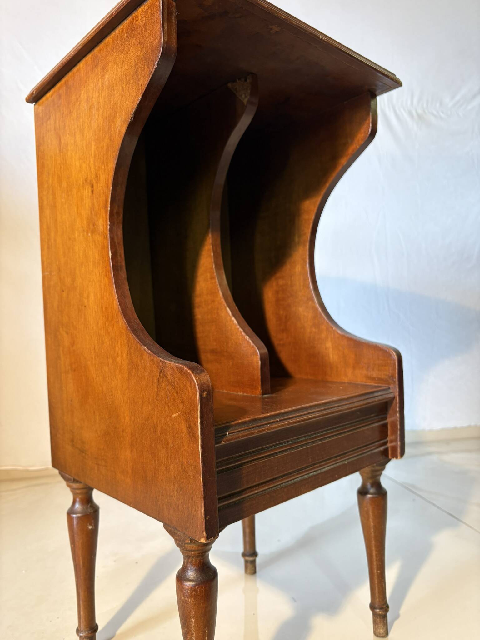 Vintage wooden magazine rack – curved lines and tapered legs