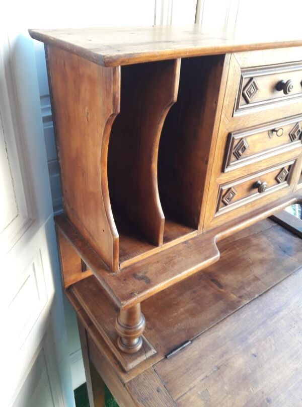 Bureau à pente avec trieur, tiroirs et casiers de rangement