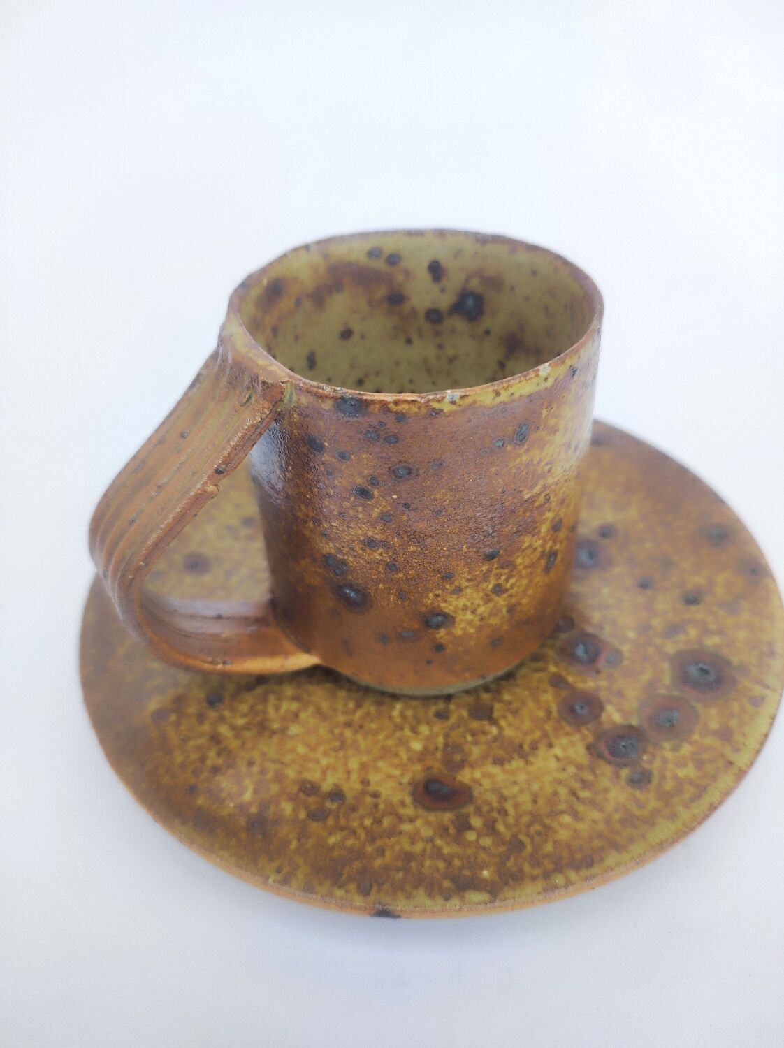 Cups + sandstone saucer by Puisaye Gaudry