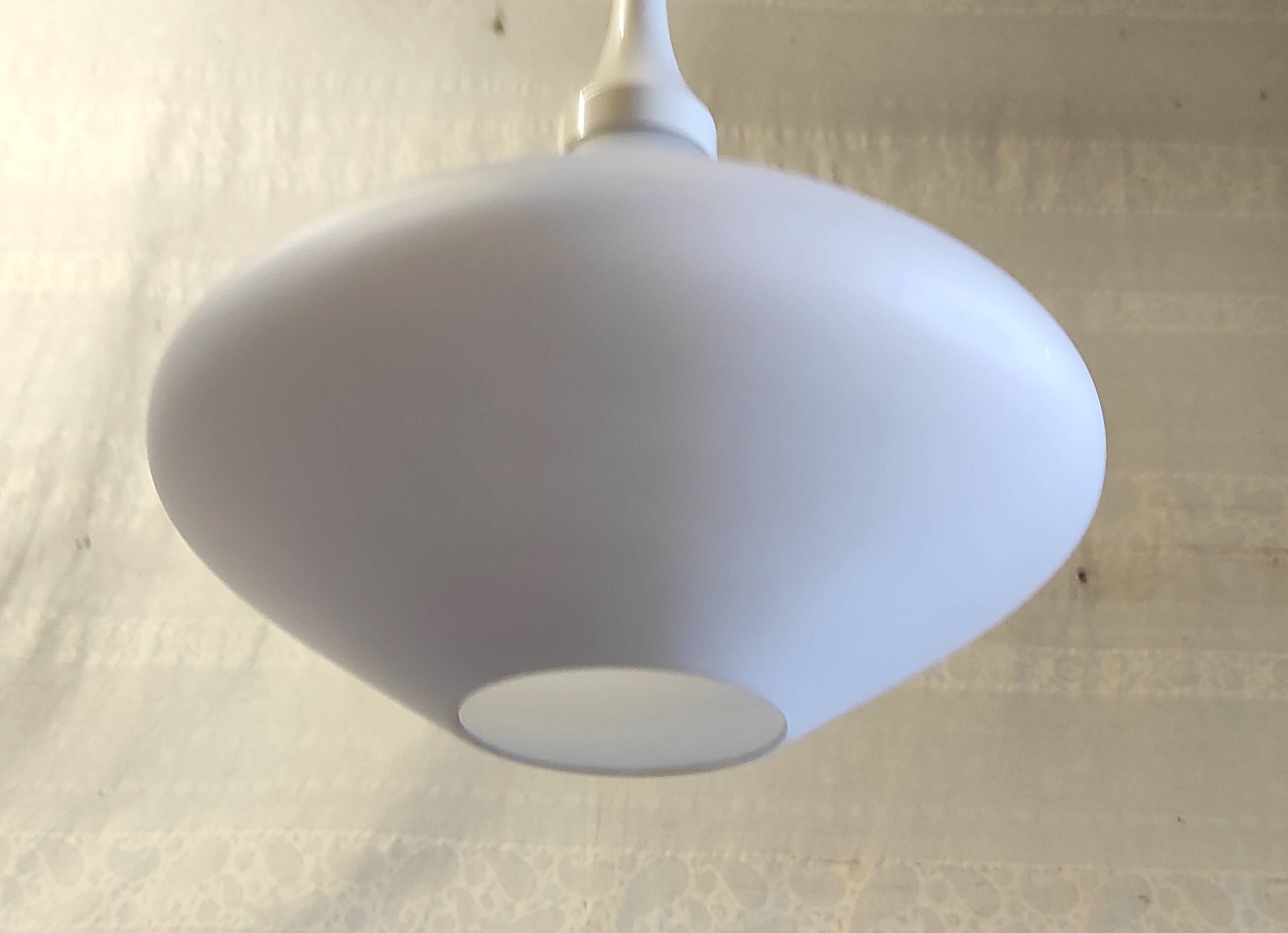 Suspension design en verre opalin - années 60/70