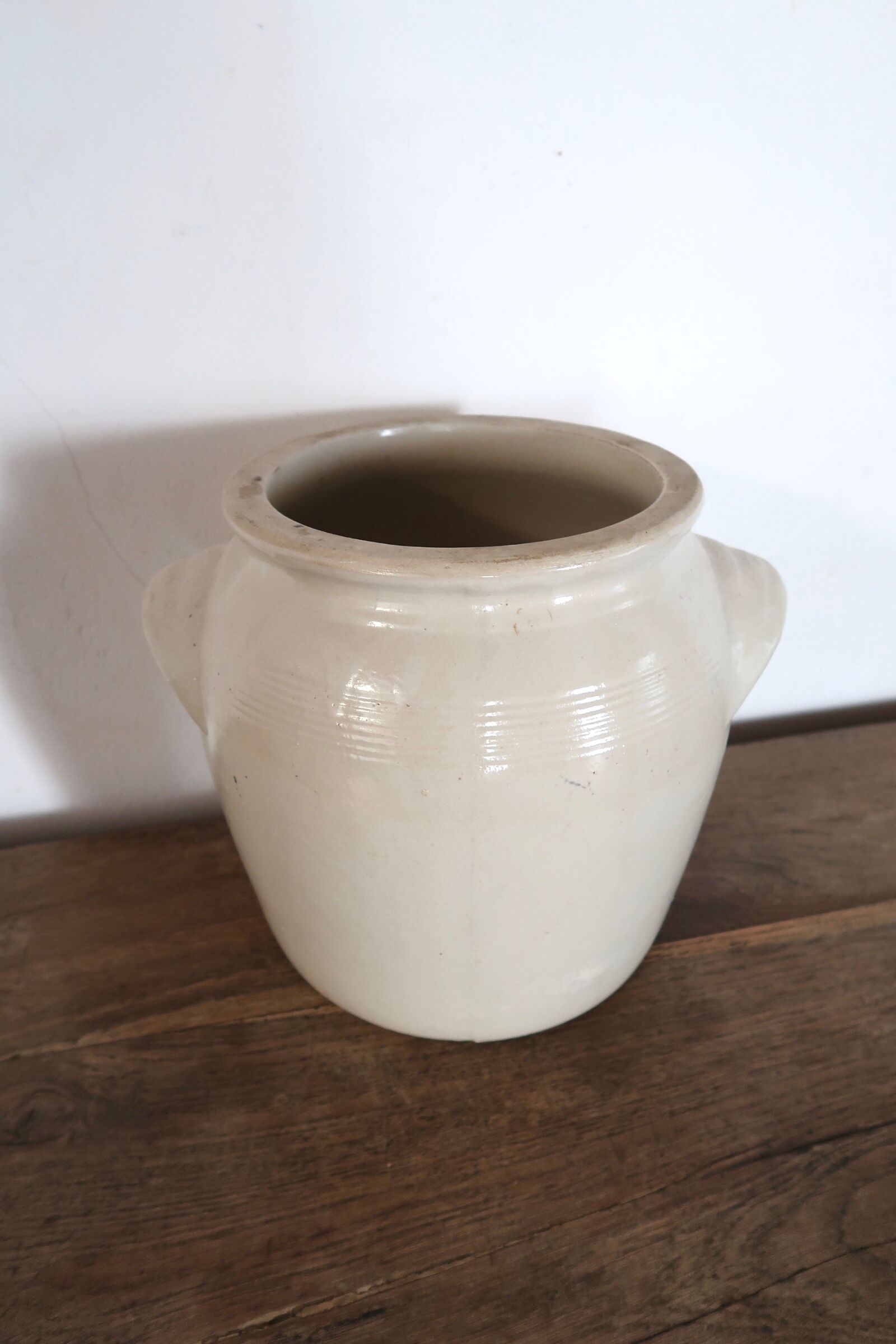Off-white ancient sandstone pot