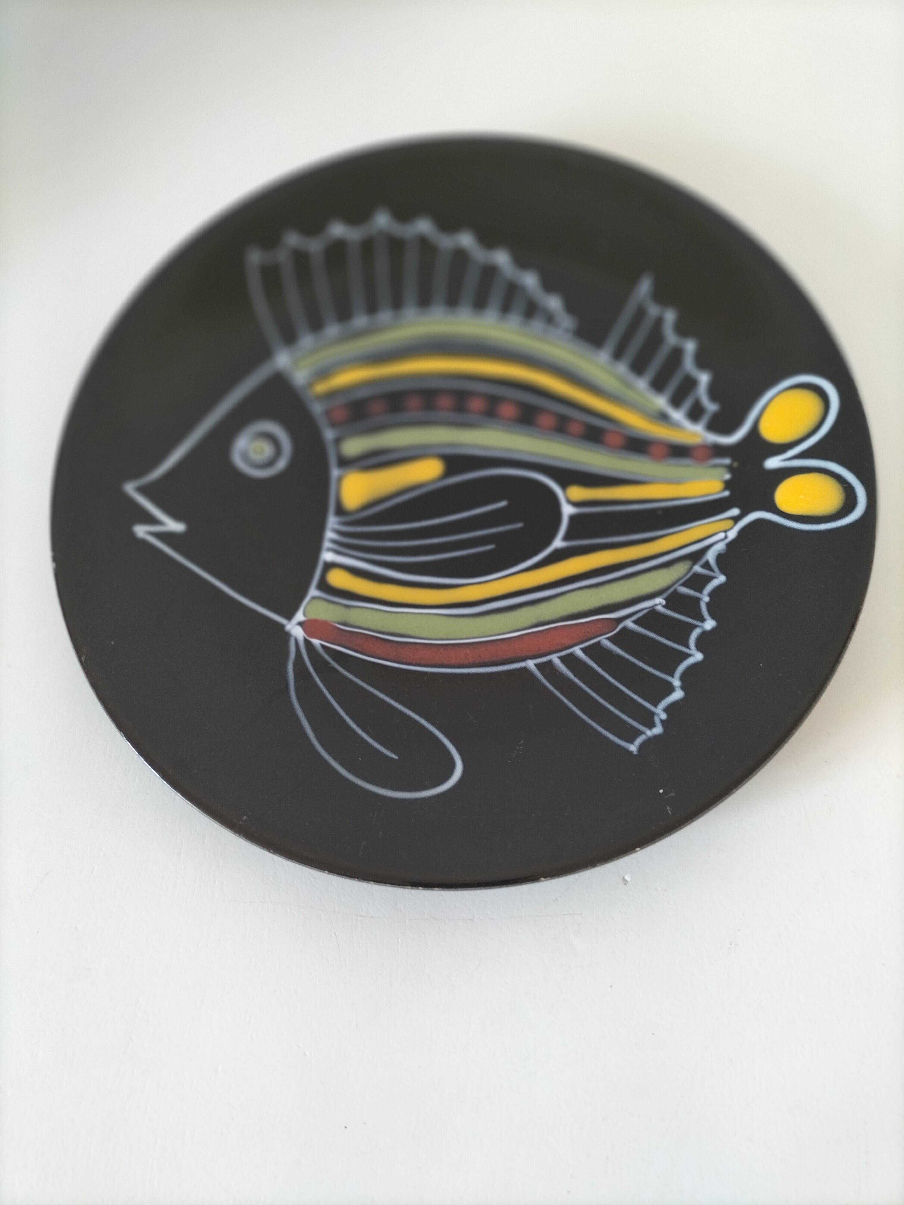 Black faience plate with stylised fish, Ty Breiz spirit from the 1960s.