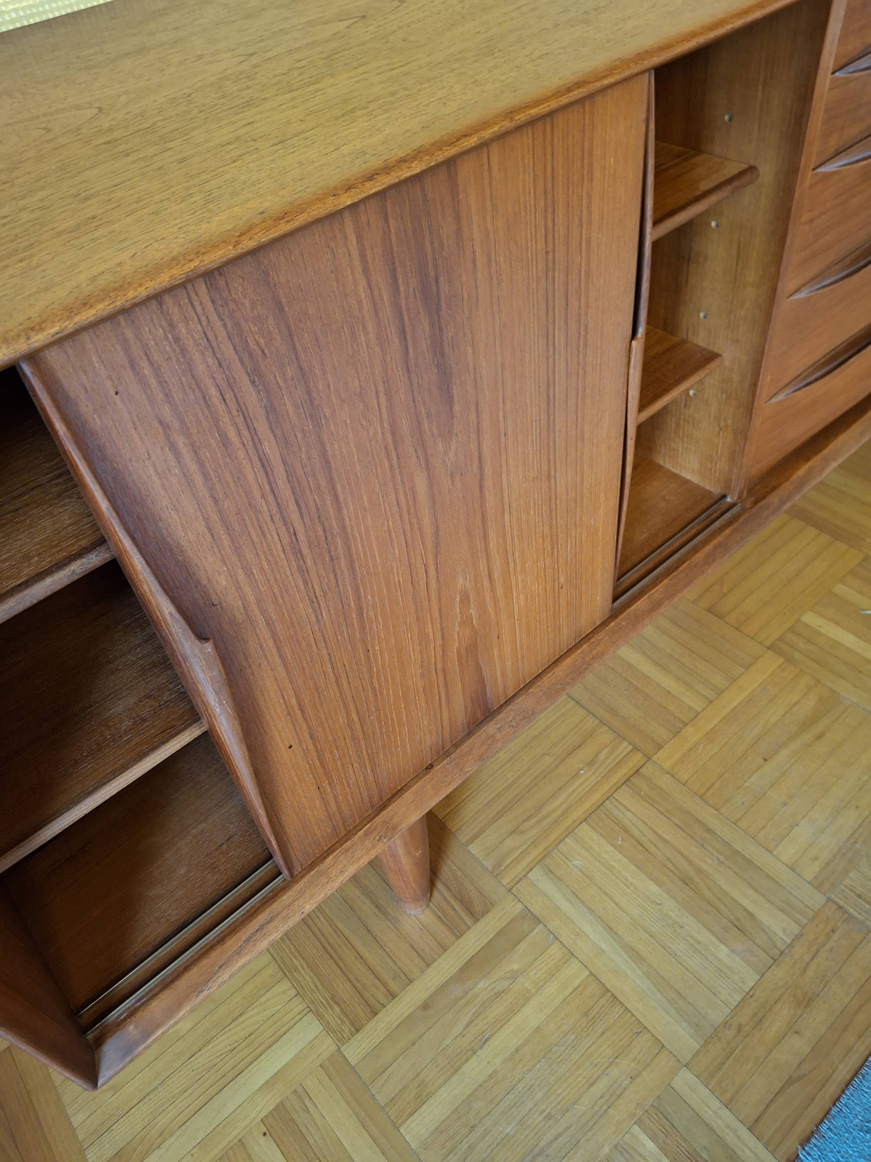 Buffet en teck vintage des annees 60