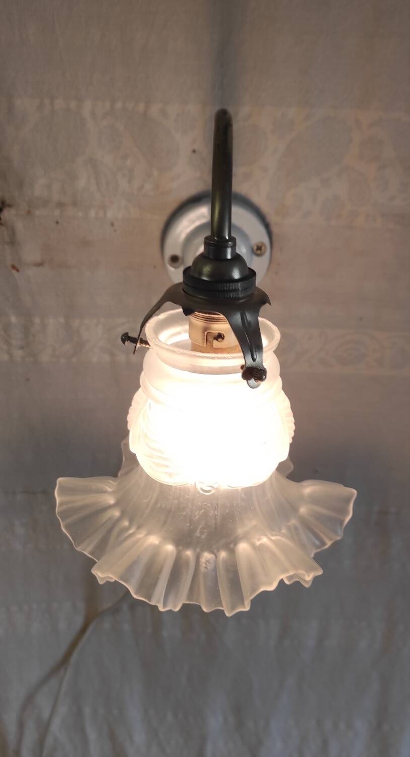 Swan neck wall light in brass, porcelain and glass paste - mid 20th century.