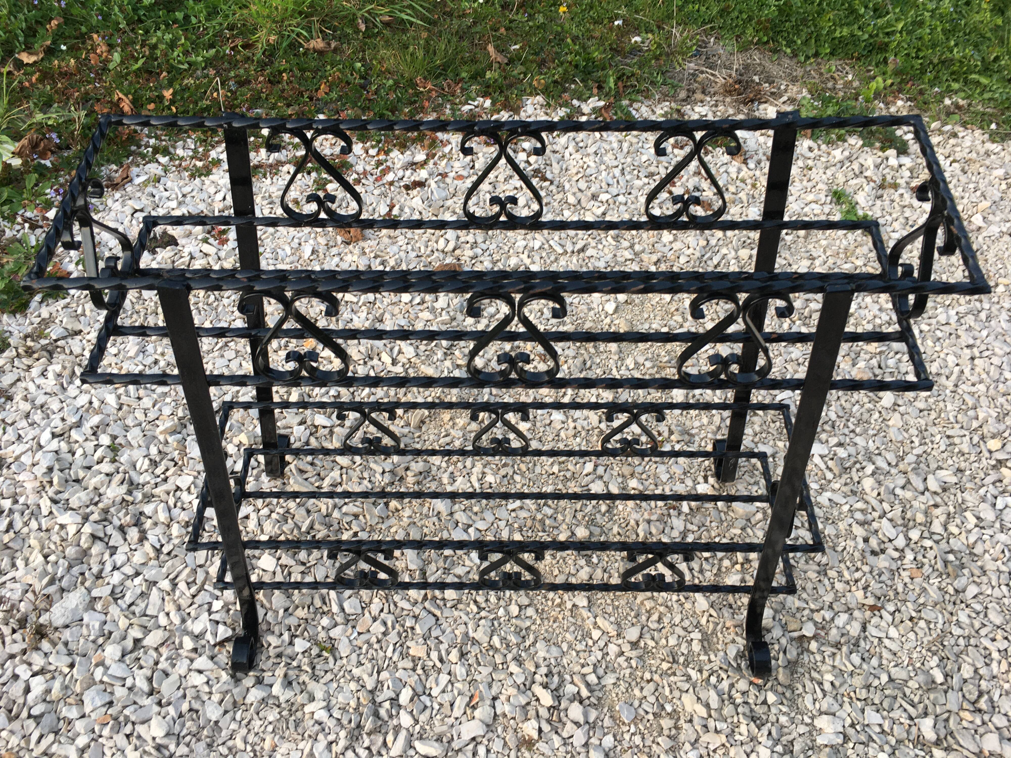 Wrought iron pot-carrying planter