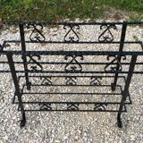 Wrought iron pot-carrying planter