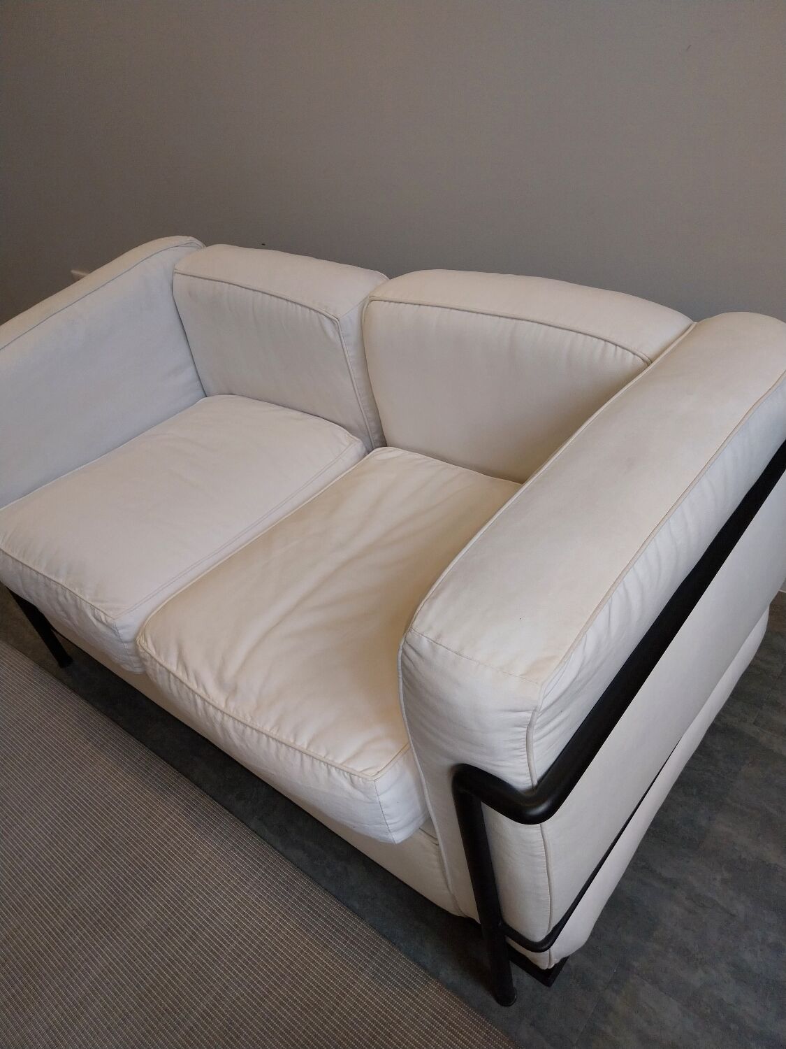 A sofa and two LC2 Cassina armchairs