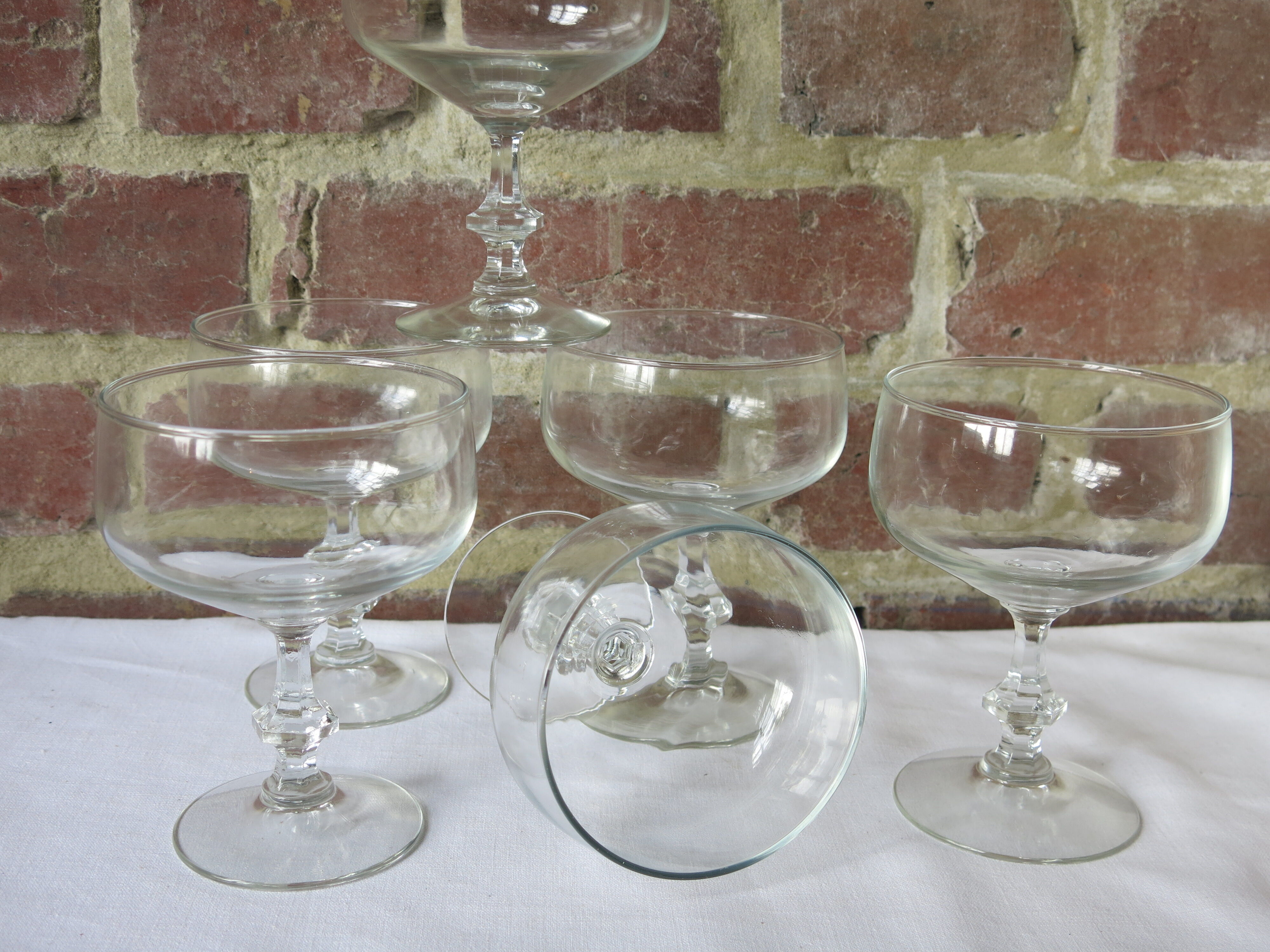 6 champagne or cocktail glasses in transparent glass in very good condition.