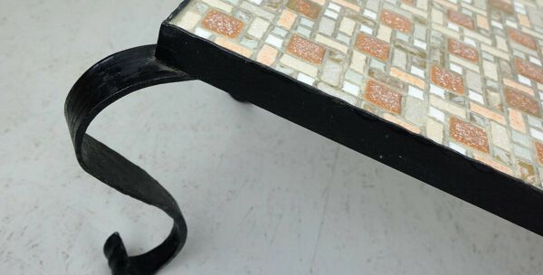 Table d'appoint des années 1960, support de plante en mosaïque du milieu du siècle avec cadre en fer forgé.