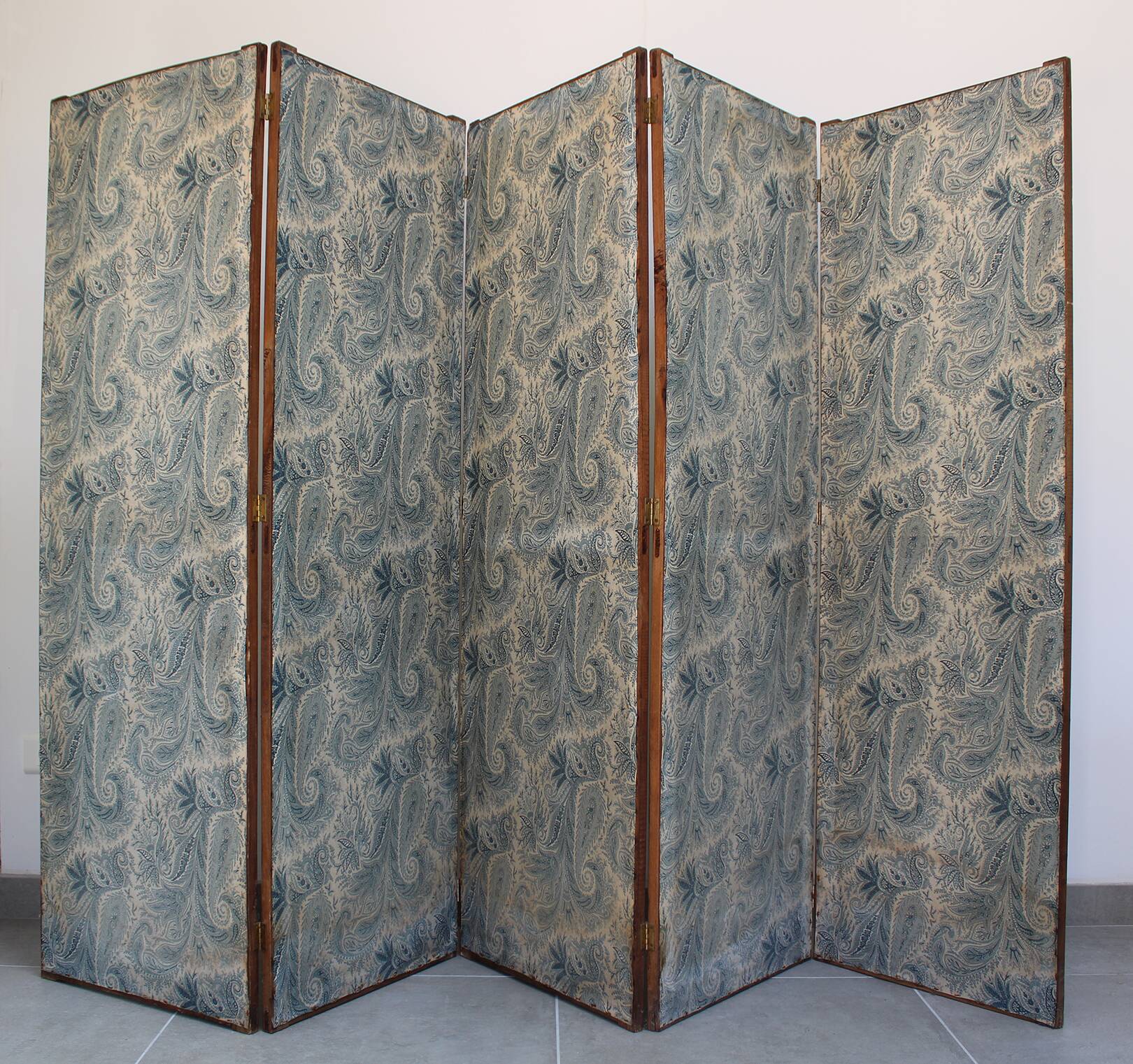 Wood and cashmere fabric screen