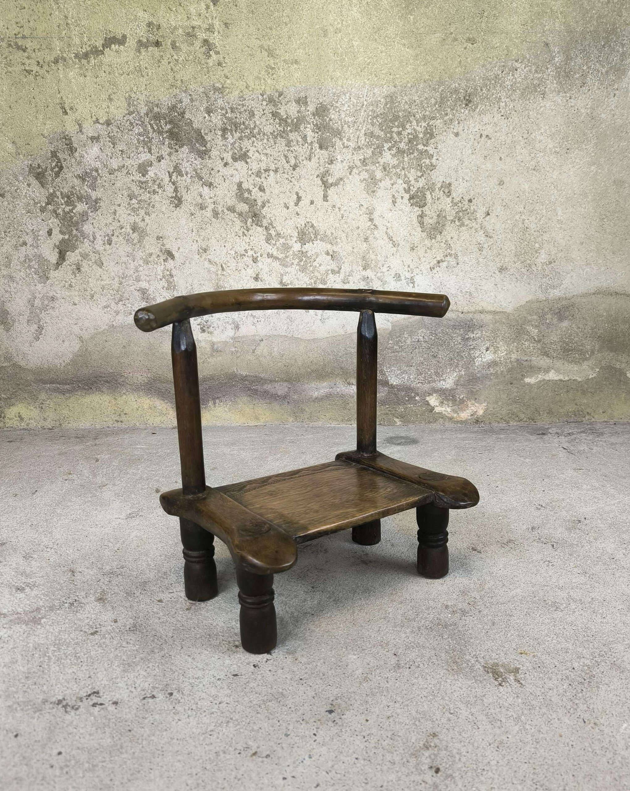 Petite chaise baoulé en bois