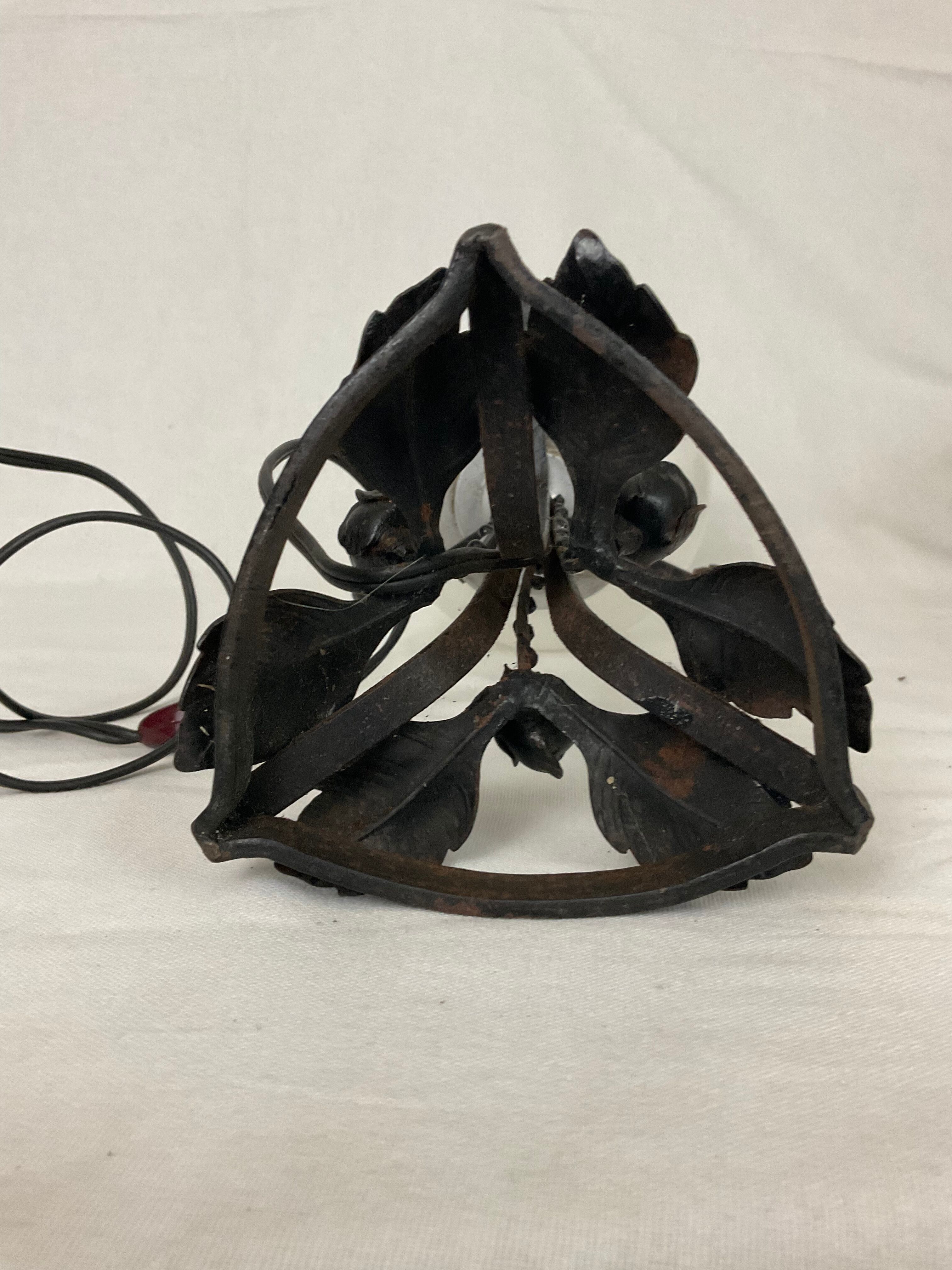 Lampe art nouveau art déco en fer forgé globe blanc