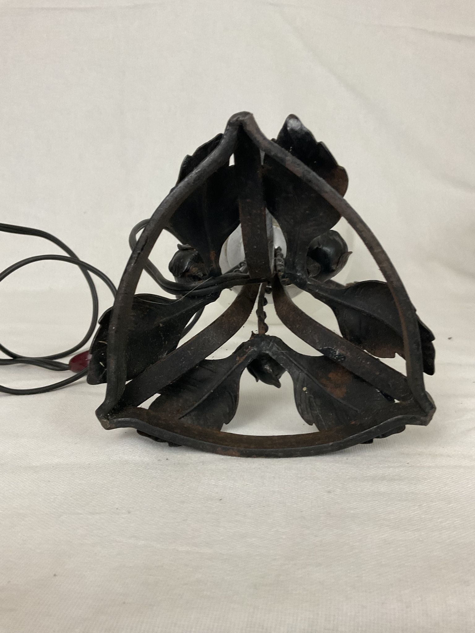Lampe art nouveau art déco en fer forgé globe blanc