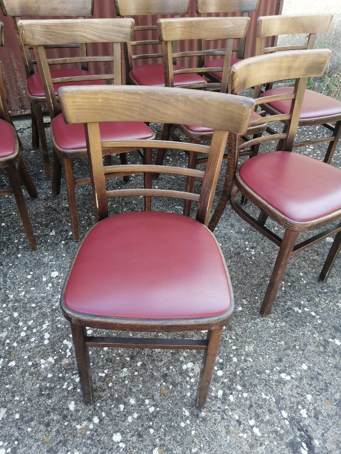 Lot de 4 chaises bistrot TON en bois courbé et assises en skaï rouge vintage.
