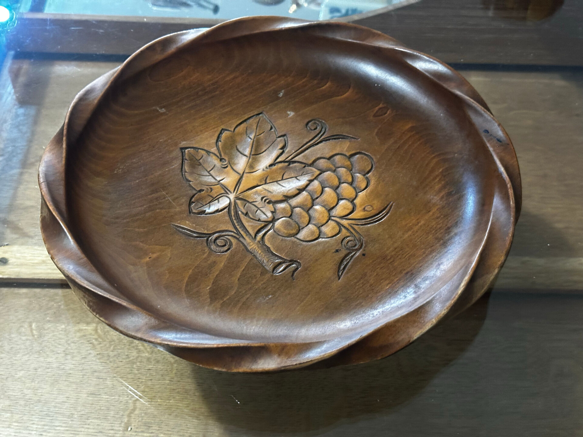 Corbeille en bois sculpté à décor de grappes de raisins – Années 60