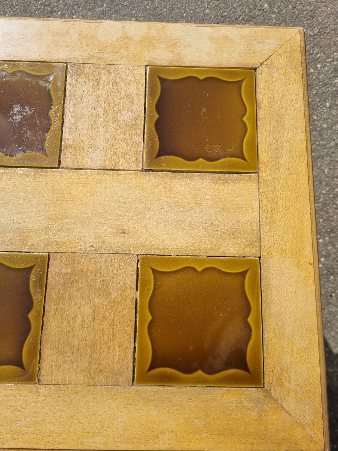 Vintage coffee table with tapered legs.