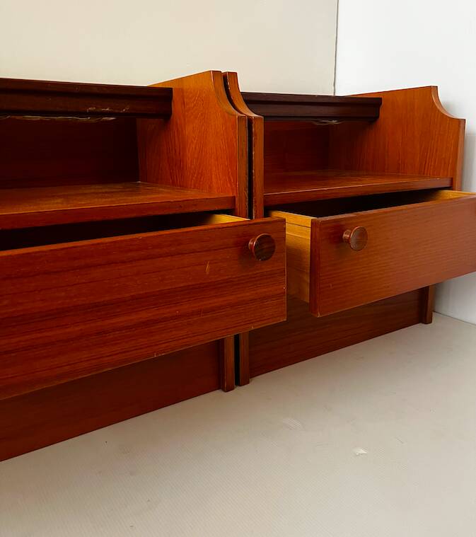 Paire de tables de chevet en teck