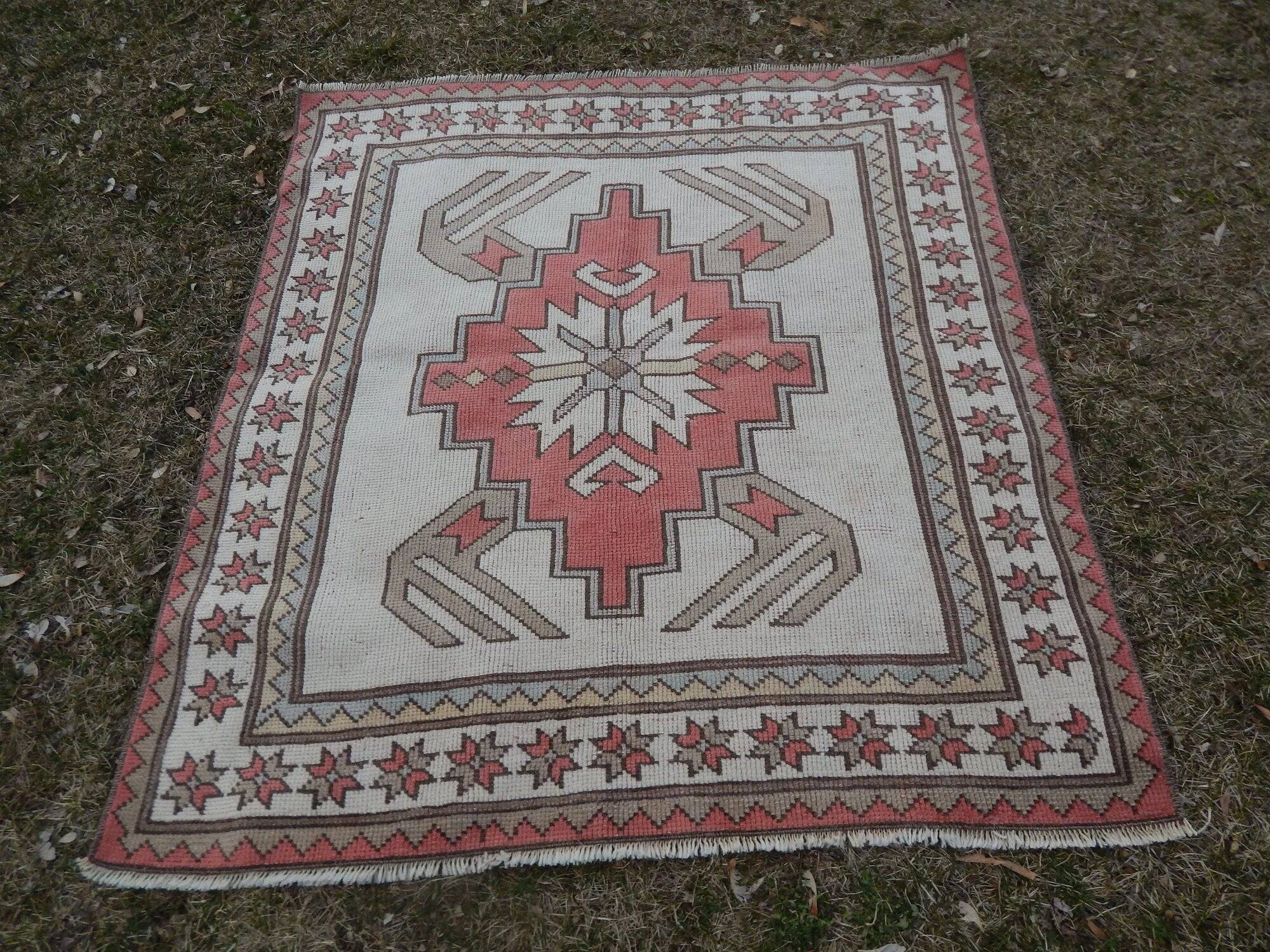 Vintage handmade Turkish rug 116x122 cm
