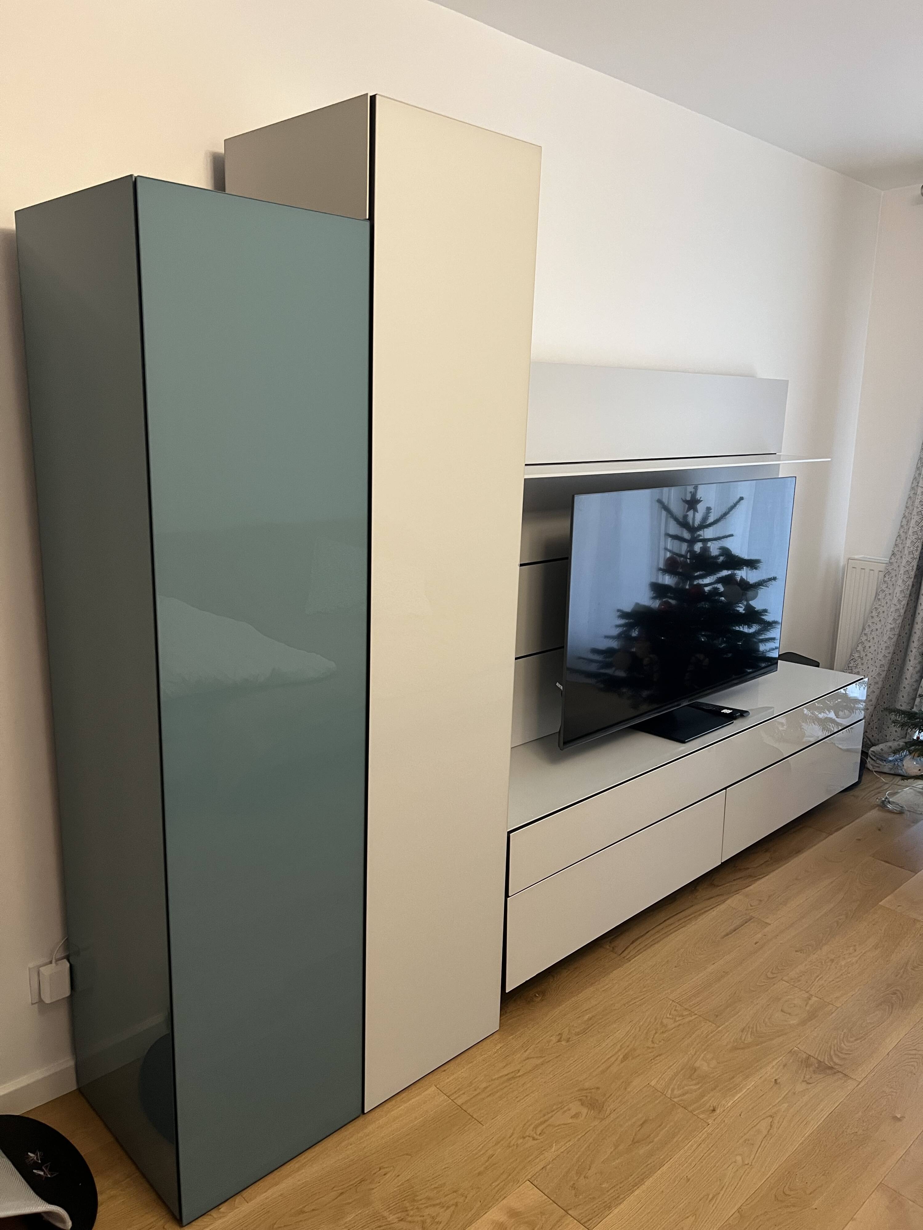 Low furniture, paneling and two-column Globo composition by Roche Bobois.