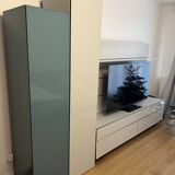 Low furniture, paneling and two-column Globo composition by Roche Bobois.