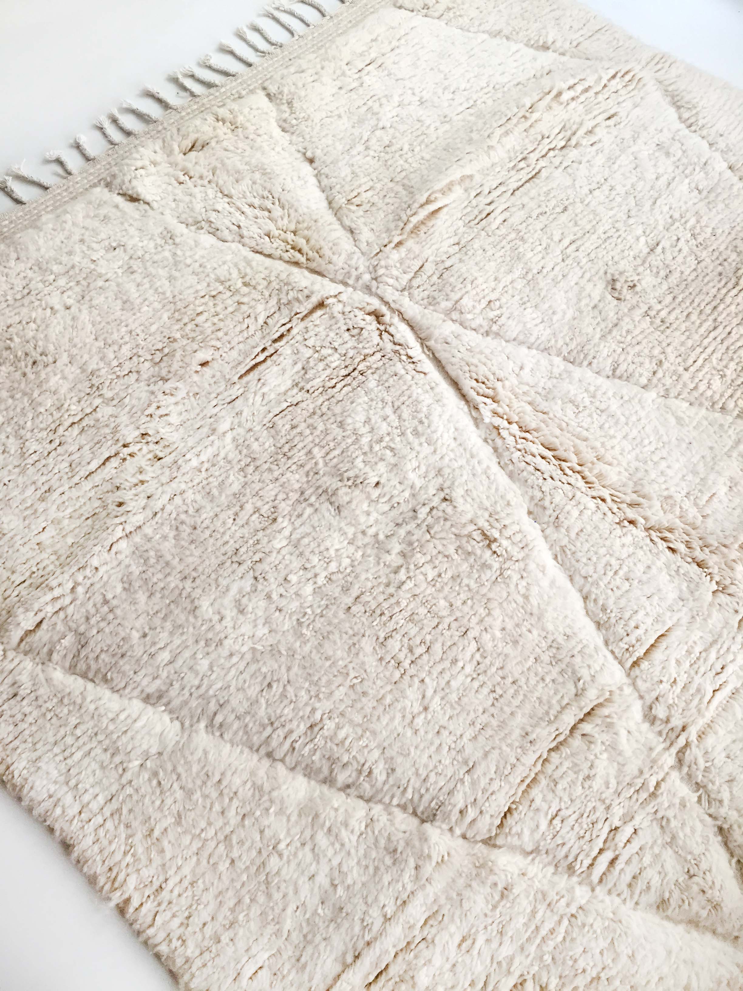 Moroccan Berber carpet Beni Ouarain unbleached with engraved diamonds 302x197cm