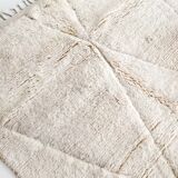 Moroccan Berber carpet Beni Ouarain unbleached with engraved diamonds 302x197cm