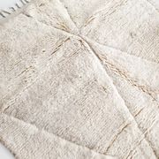 Tapis berbère marocain Beni Ouarain écru uni à losanges gravés 302x197cm