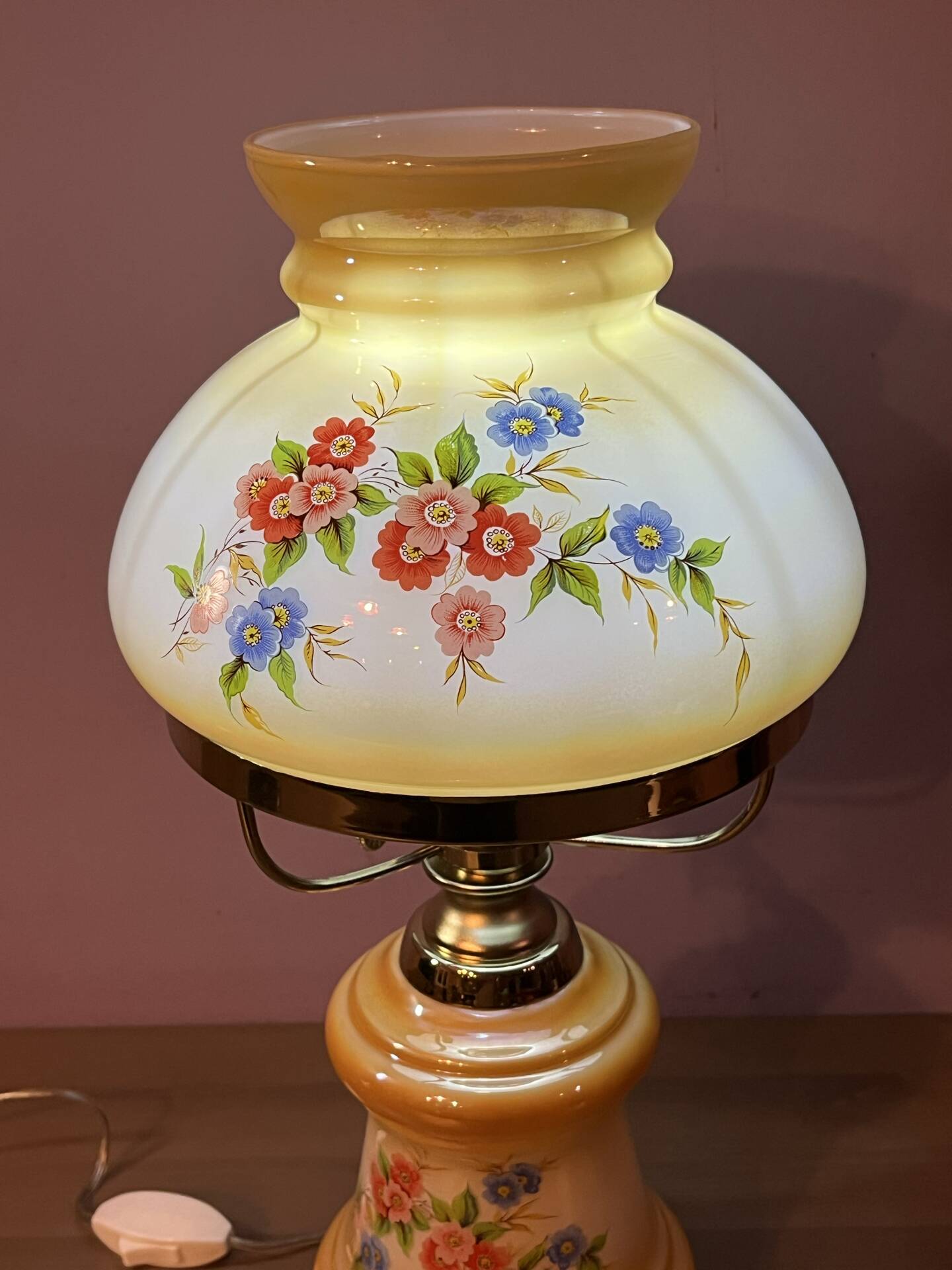 Large "hurricane" table lamp in opaline glass, brand new.