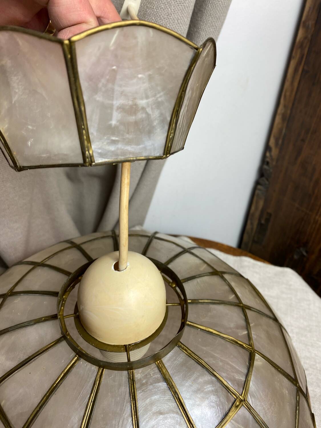 Vintage pendant light in mother-of-pearl and brass