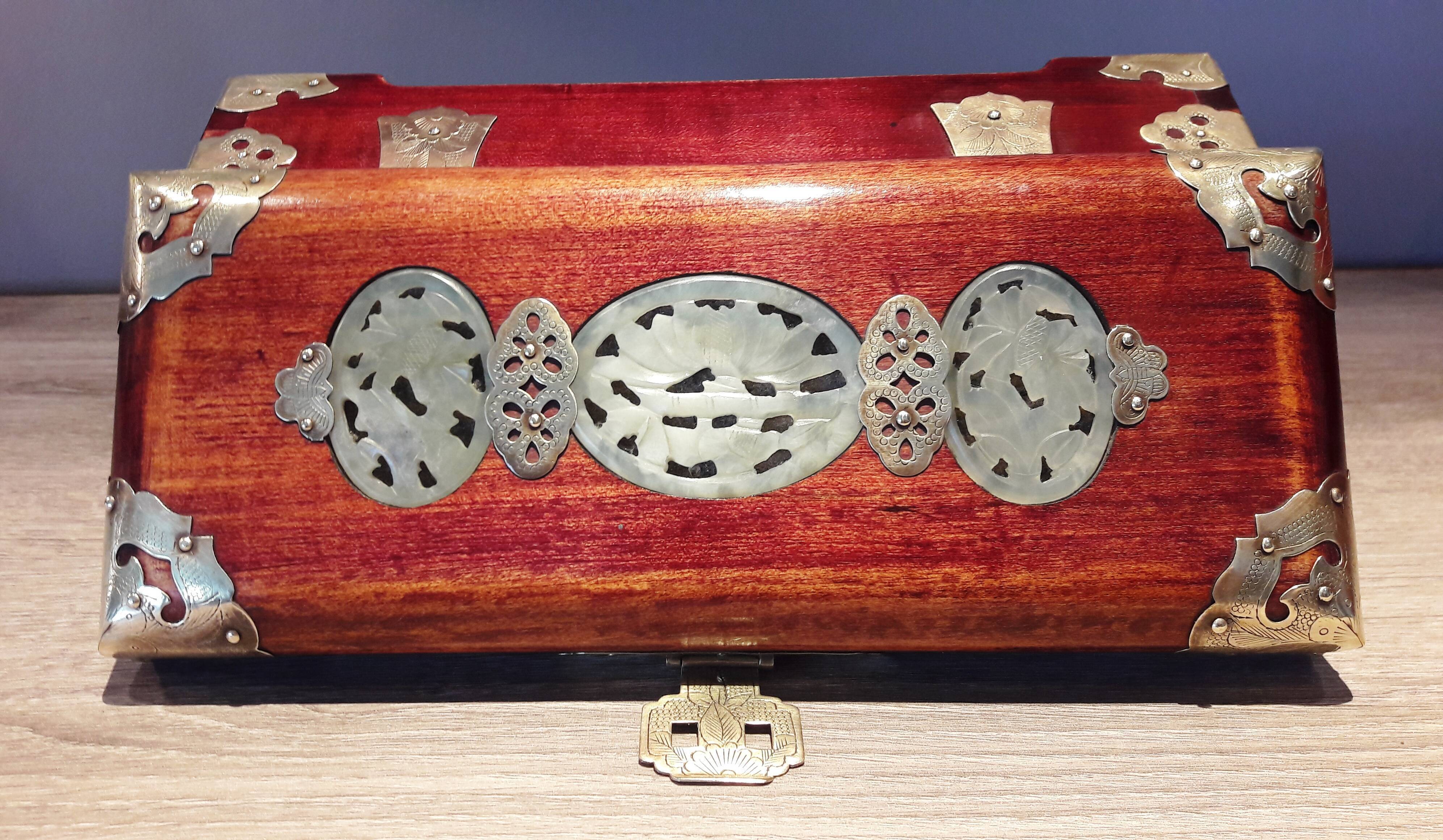 Jewelry box, Chinese jade stone - Wood - Mahogany, Brass