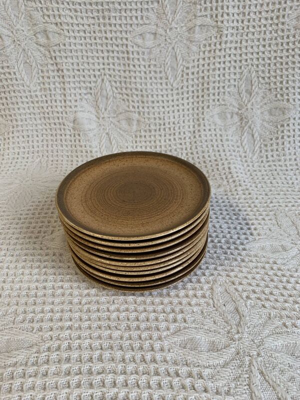 10 assiettes à dessert, Longchamp, 1970 , brune