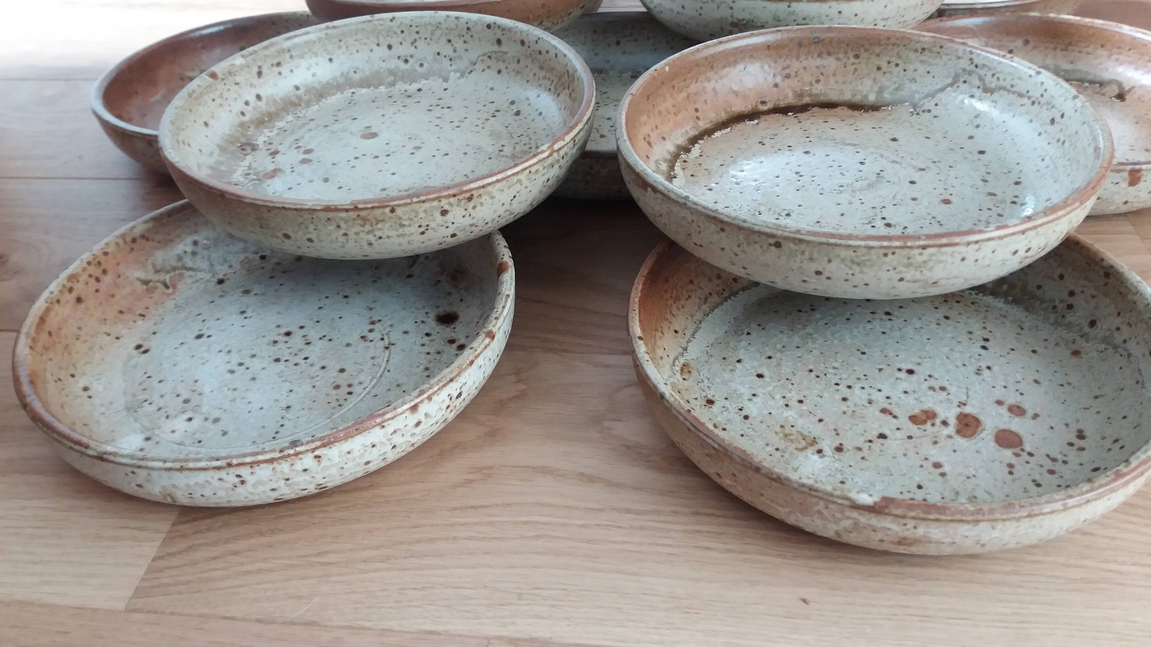 Assiettes creuses en grès de Puisaye par Jean-Pierre Prud'homme