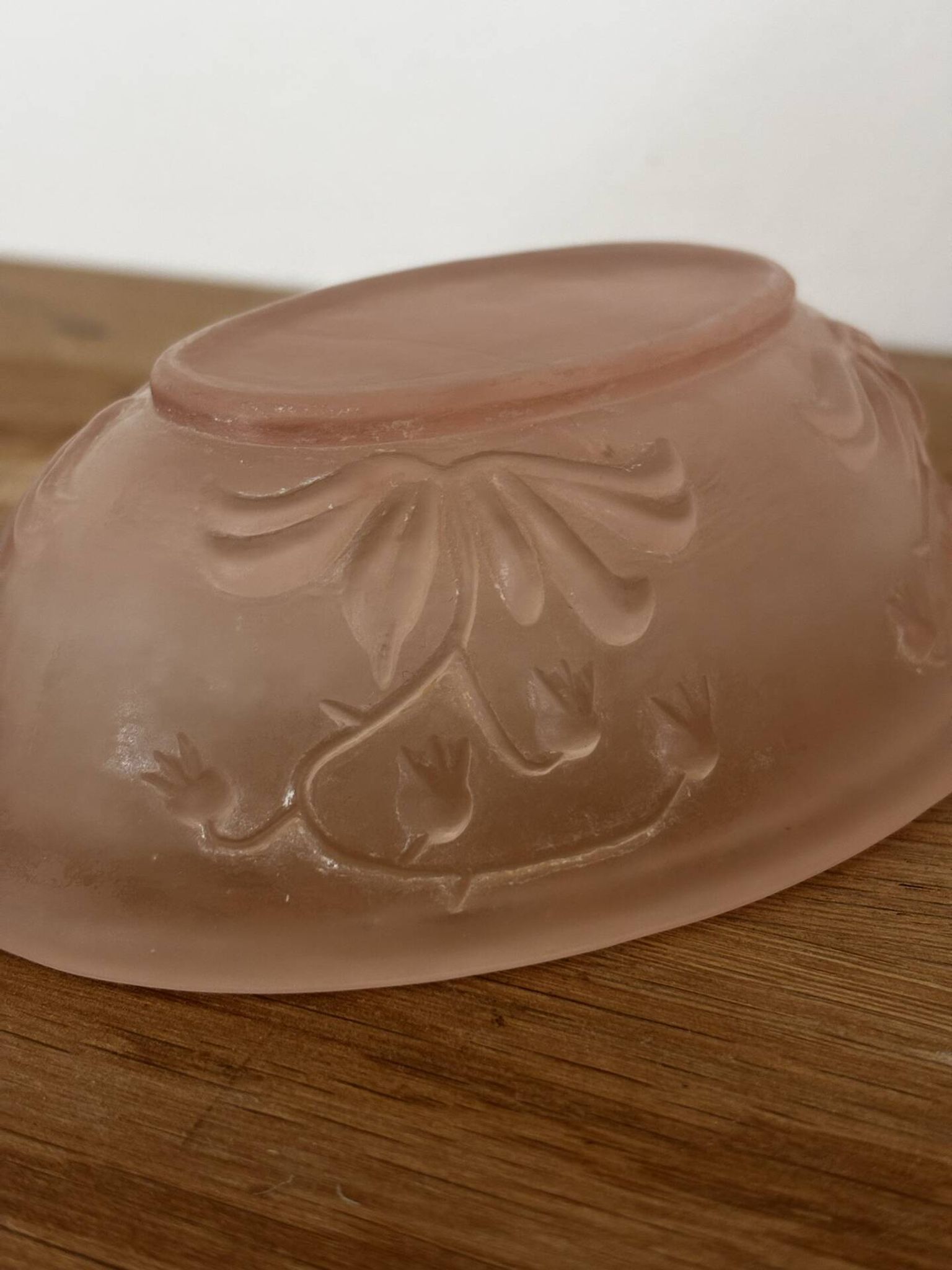 Porte savon art déco verre moulé rose muguets