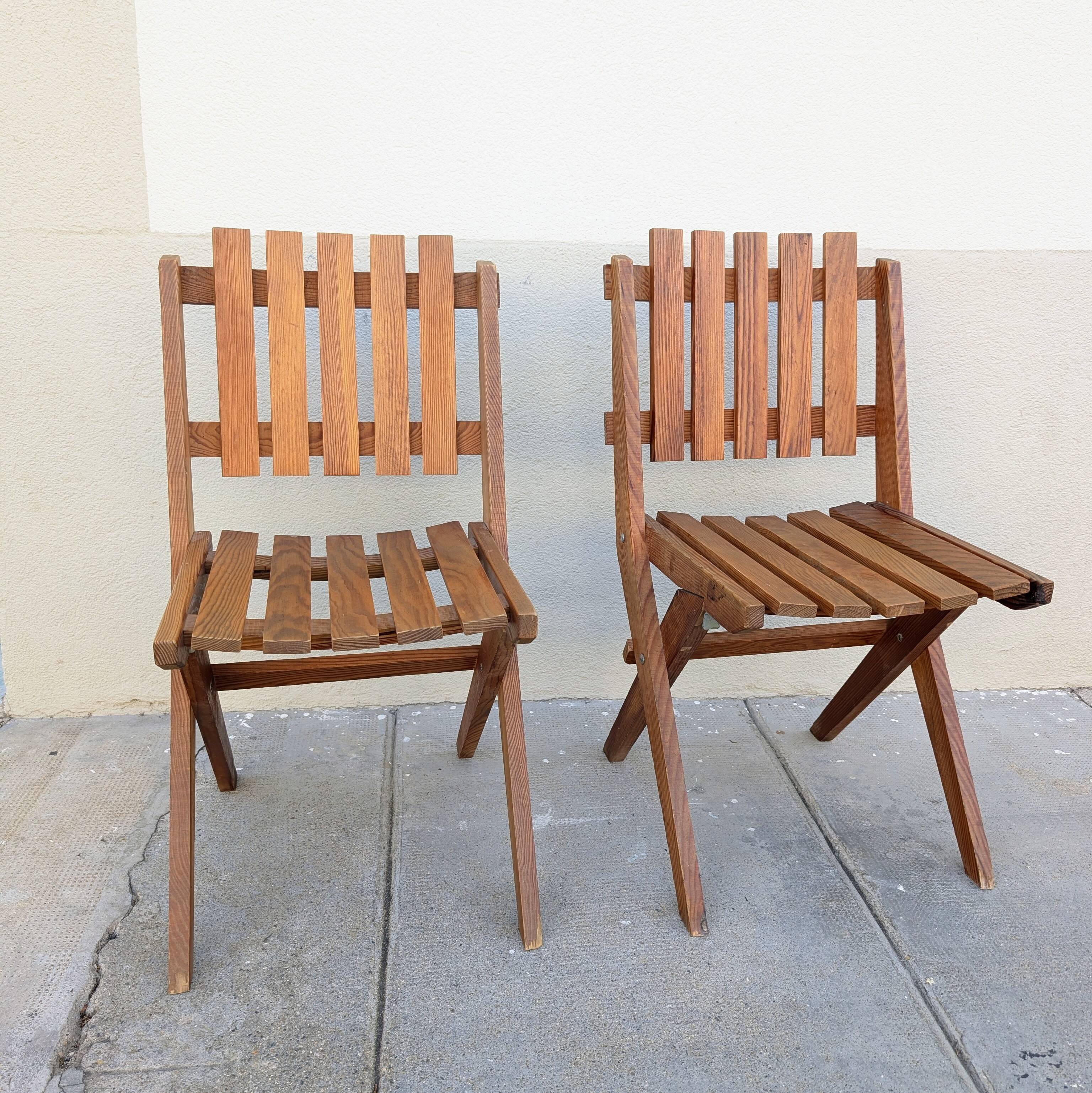 Pair of solid pine folding chairs - Editions DEJOU