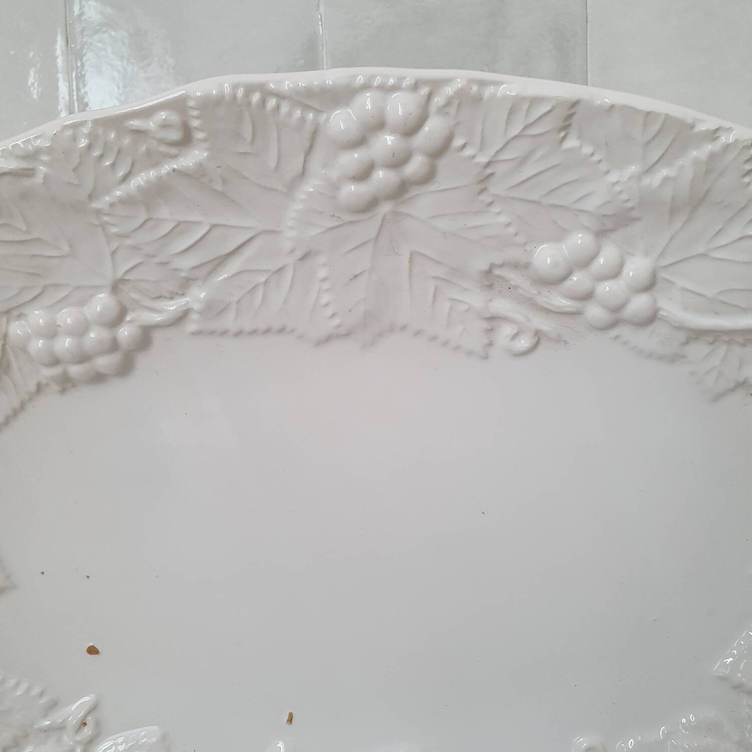 Large serving dish in white Barbotine